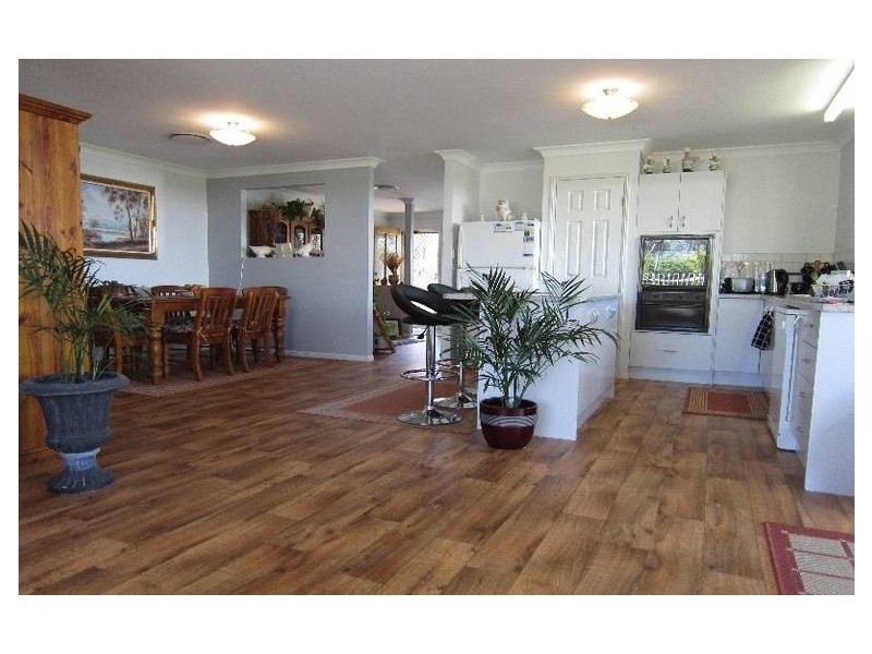 8 Amor Court, Yamanto QLD 4305