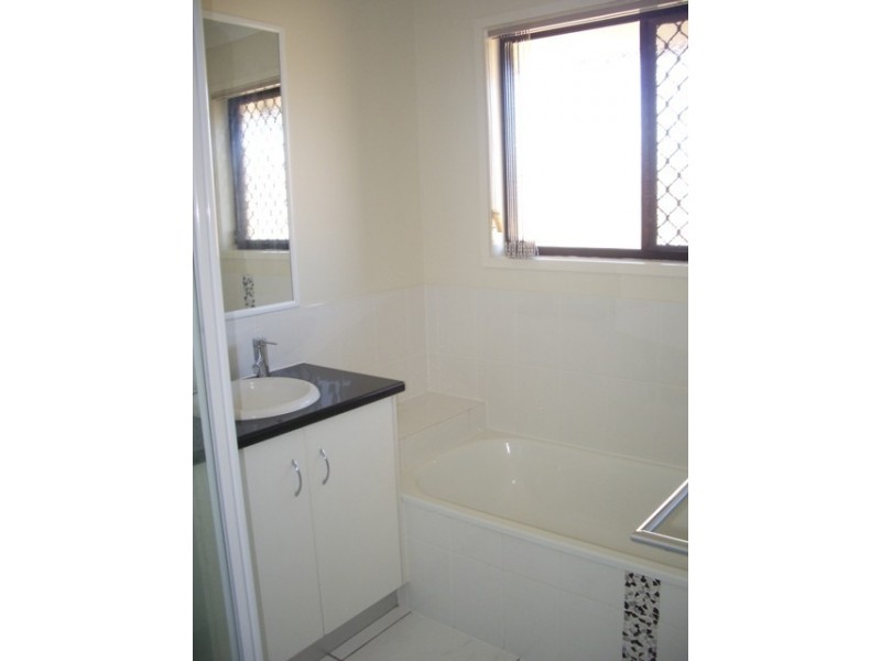 2/6 Aloe Street, Yamanto QLD 4305