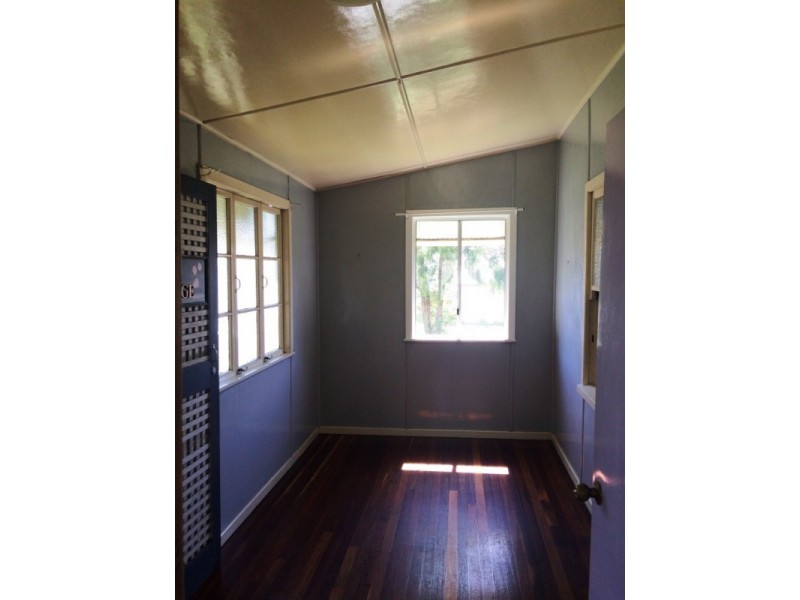 92 South Station Road, Silkstone QLD 4304