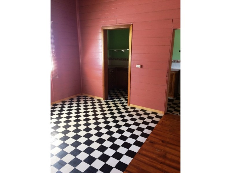 92 South Station Road, Silkstone QLD 4304