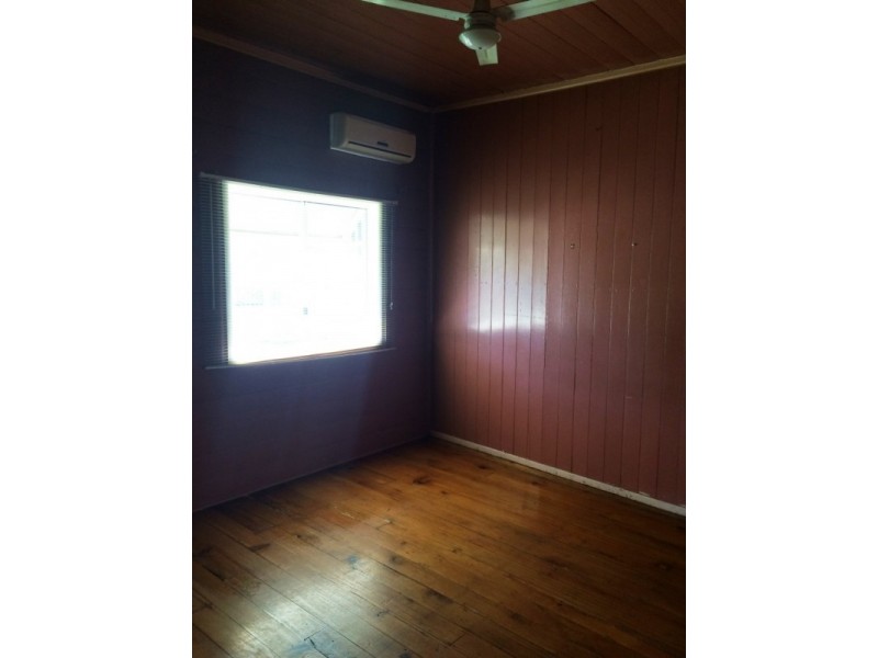 92 South Station Road, Silkstone QLD 4304
