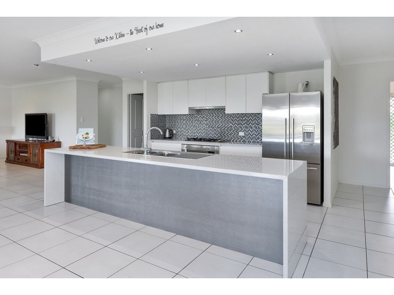 35 Peak Court, Peak Crossing QLD 4306