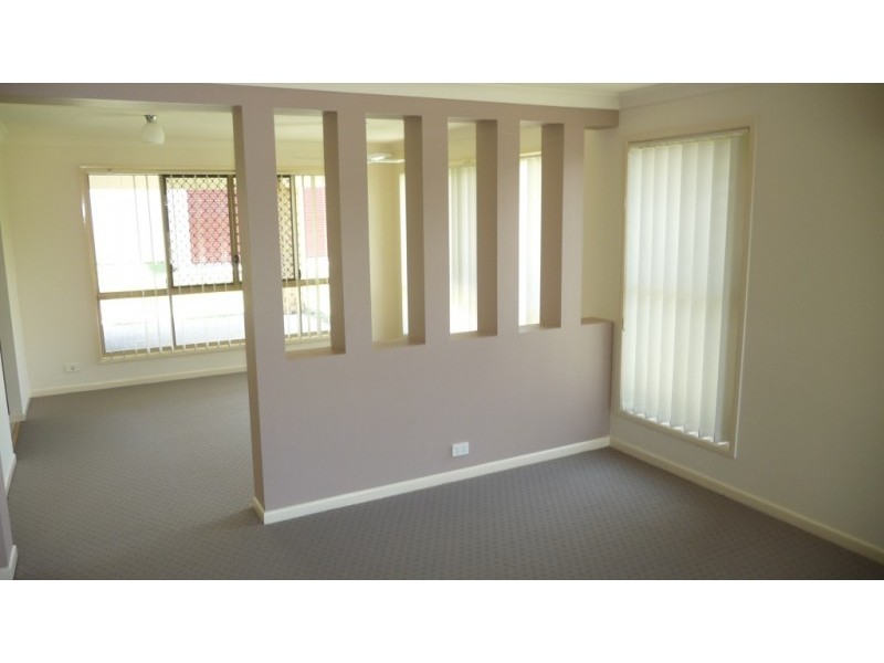 8 Darlington Court, Flinders View QLD 4305