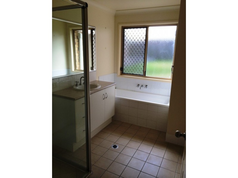 8 Darlington Court, Flinders View QLD 4305