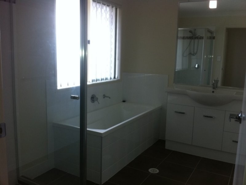 1 Petal Place, Yamanto QLD 4305