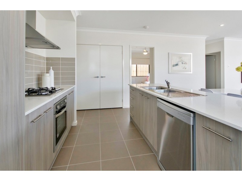 13 Bowerbird Street, Deebing Heights QLD 4306