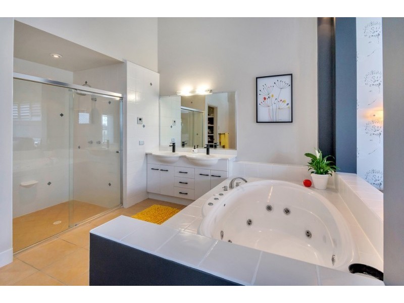 16 Willaroo Close, Flinders View QLD 4305
