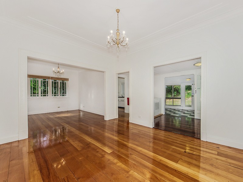 2 Chelmsford Ave, Ipswich QLD 4305