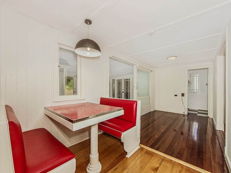 2 Chelmsford Ave, Ipswich QLD 4305