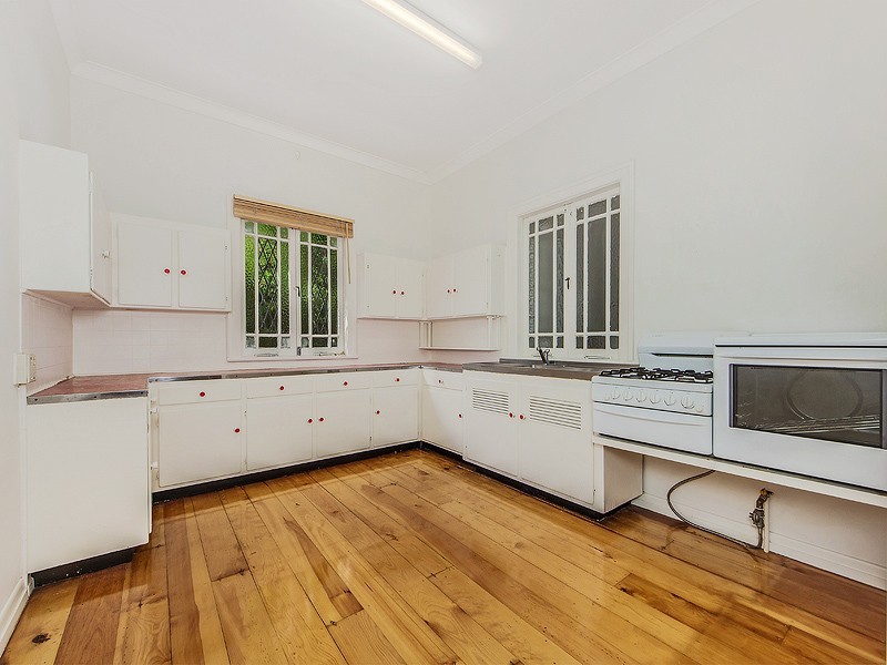 2 Chelmsford Ave, Ipswich QLD 4305
