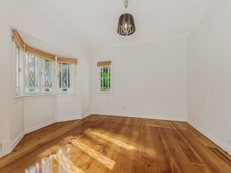 2 Chelmsford Ave, Ipswich QLD 4305