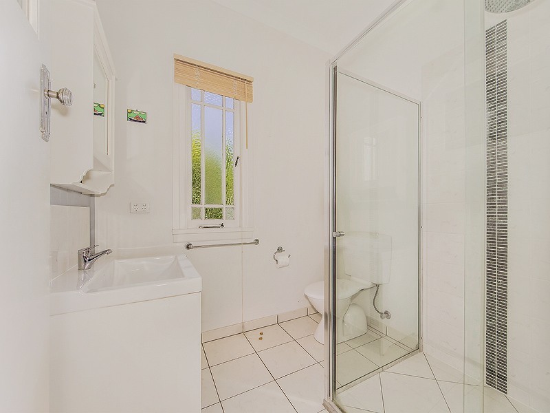 2 Chelmsford Ave, Ipswich QLD 4305