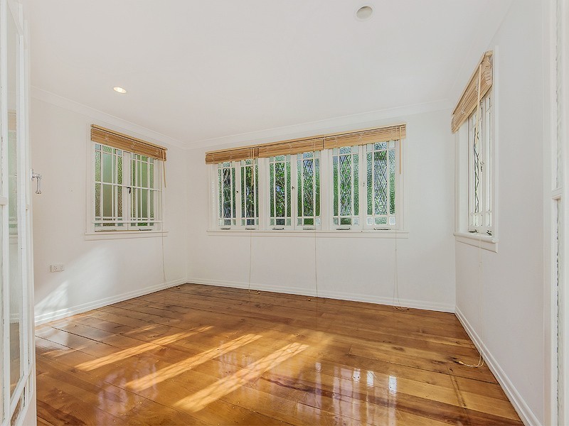 2 Chelmsford Ave, Ipswich QLD 4305