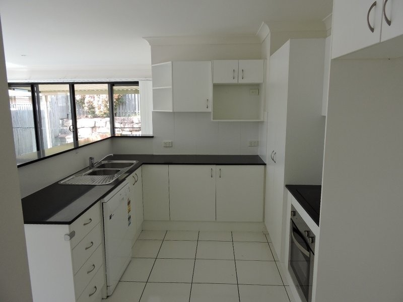 33 Dornoch Crescent, Raceview QLD 4305
