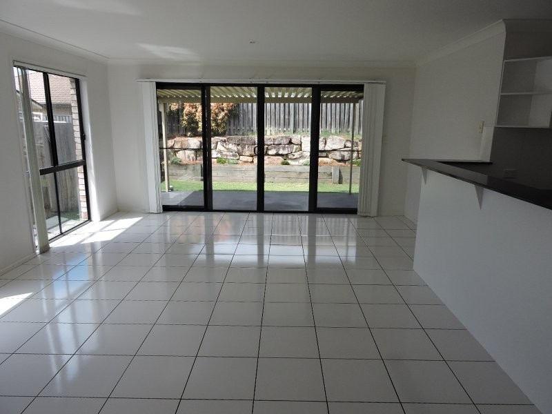 33 Dornoch Crescent, Raceview QLD 4305
