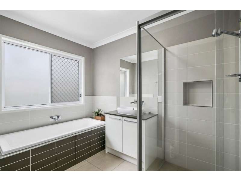 8 Spey Close, Deebing Heights QLD 4306