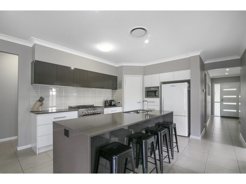 8 Spey Close, Deebing Heights QLD 4306