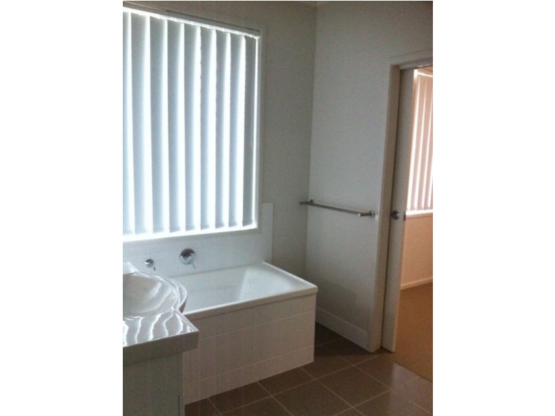 9 Lilly Court, Yamanto QLD 4305