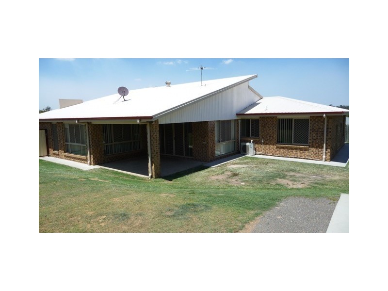 8 Darlington Court, Flinders View QLD 4305