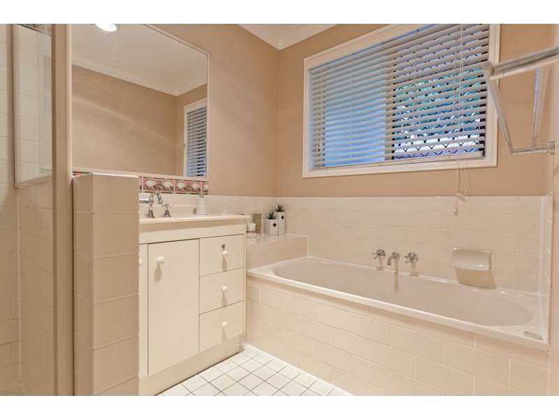 4 Acorn Crescent, Flinders View QLD 4305