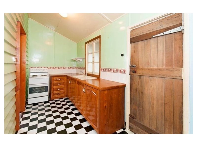 92 South Station Road, Silkstone QLD 4304