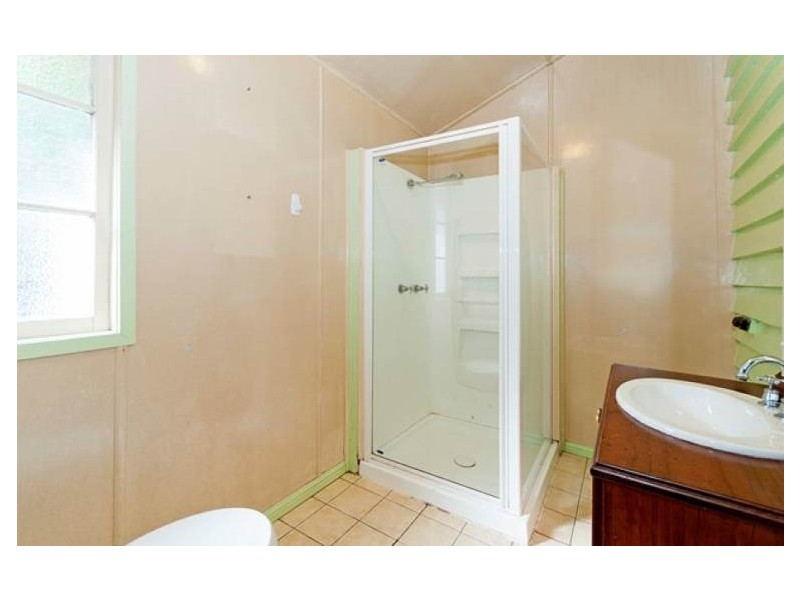 92 South Station Road, Silkstone QLD 4304