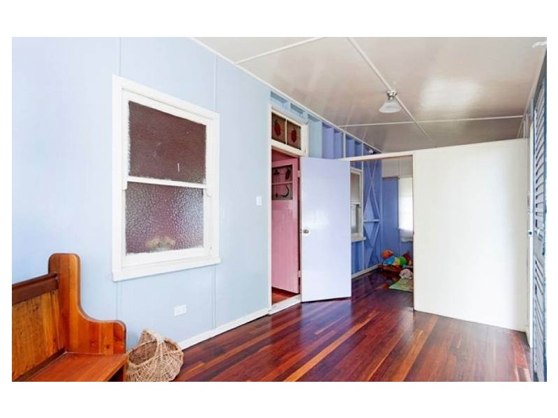 92 South Station Road, Silkstone QLD 4304