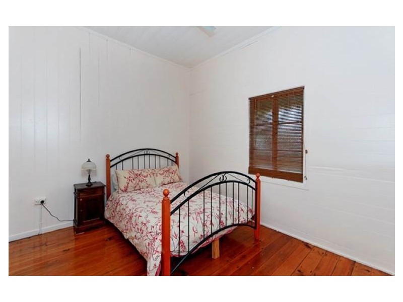 92 South Station Road, Silkstone QLD 4304