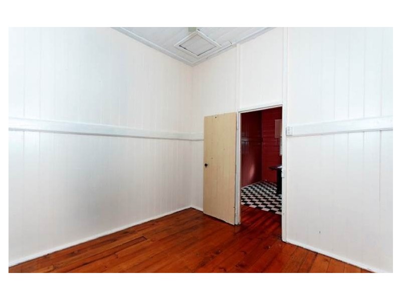 92 South Station Road, Silkstone QLD 4304