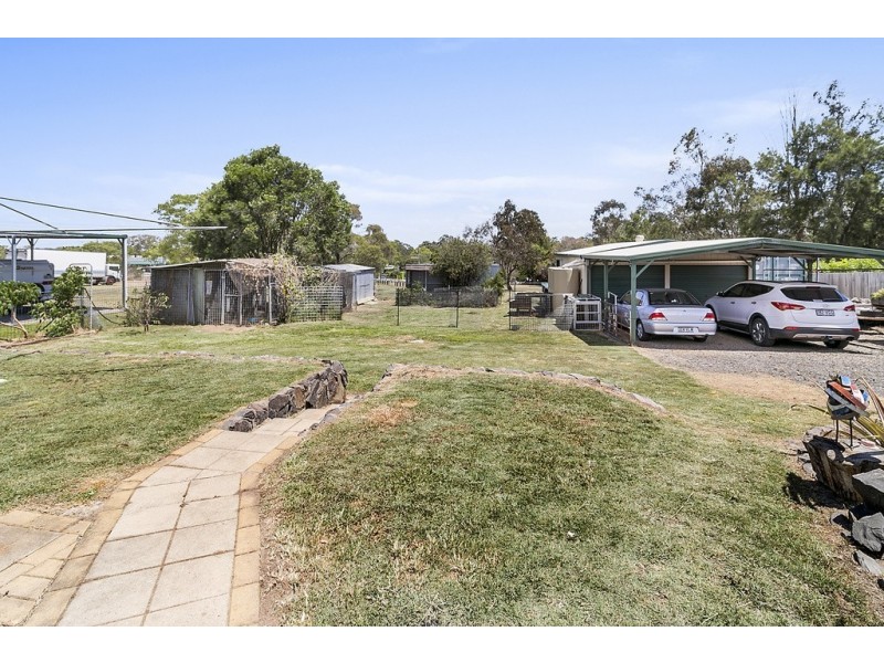 8 Farrell Drive, Walloon QLD 4306