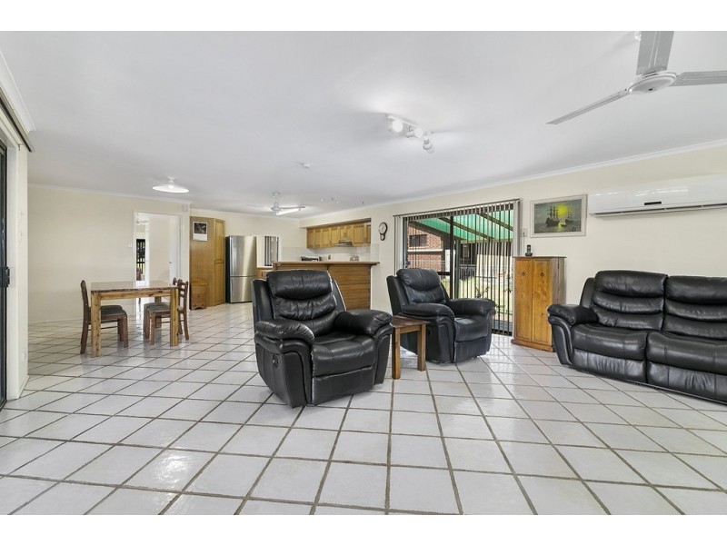 8 Farrell Drive, Walloon QLD 4306