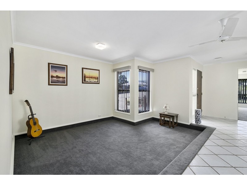 8 Farrell Drive, Walloon QLD 4306