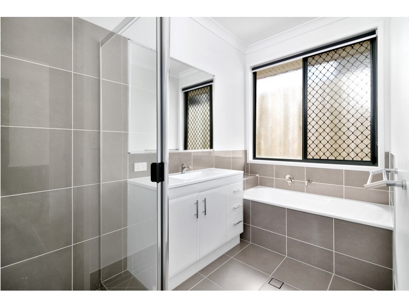 4 Bowerbird Street, Deebing Heights QLD 4306