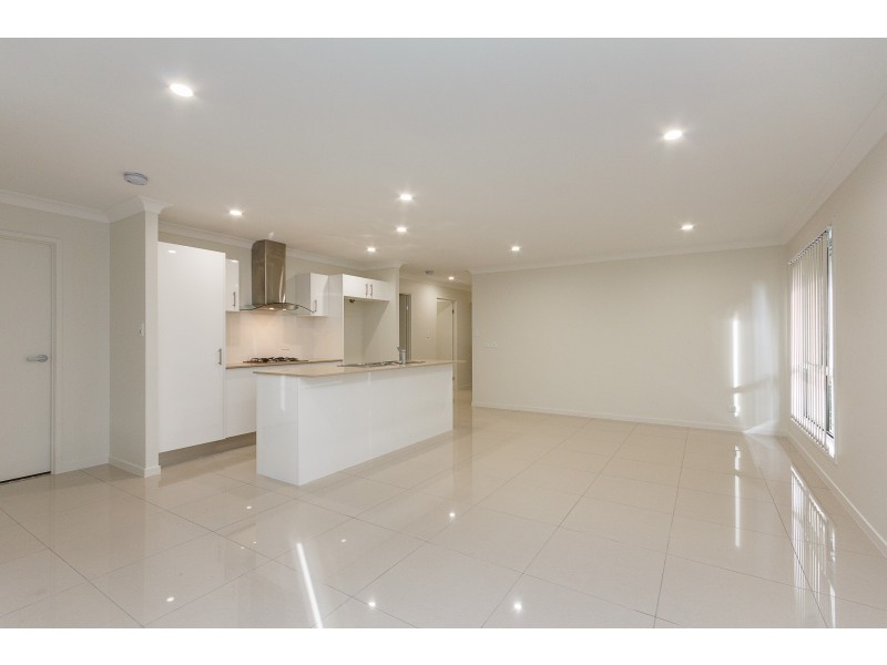 8 Wyness Street, Deebing Heights QLD 4306