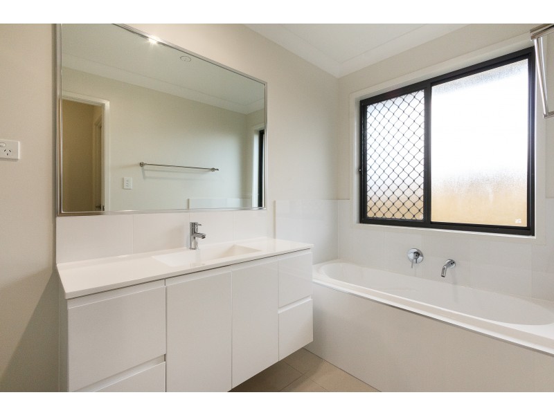 8 Wyness Street, Deebing Heights QLD 4306