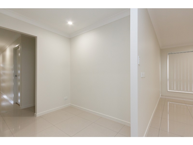 8 Wyness Street, Deebing Heights QLD 4306