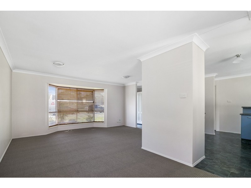 6 Jonquil Circuit, Flinders View QLD 4305