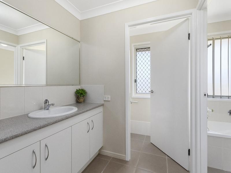 1 Rhiannon Drive, Flinders View QLD 4305