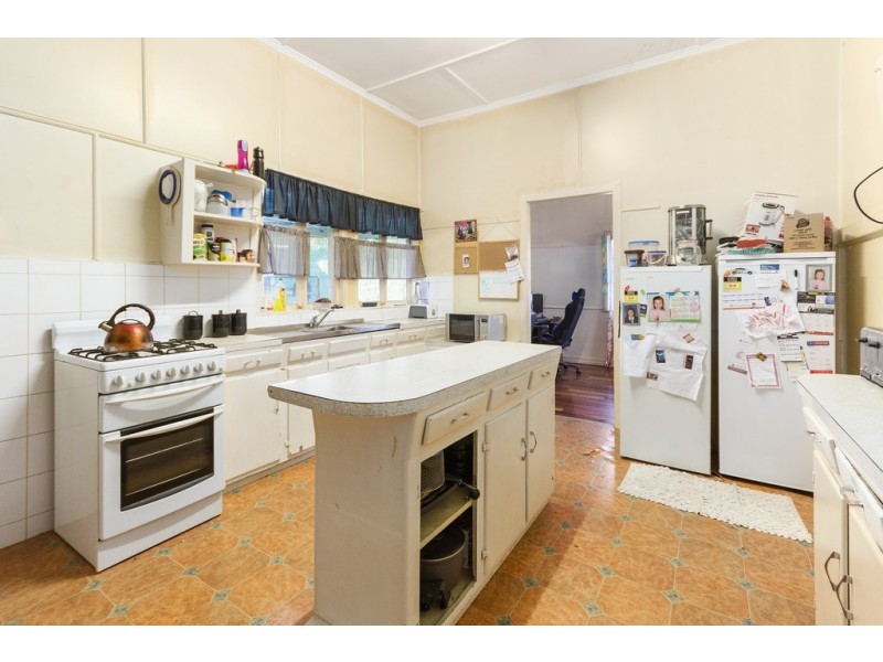 10 Cemetery Road, Ipswich QLD 4305