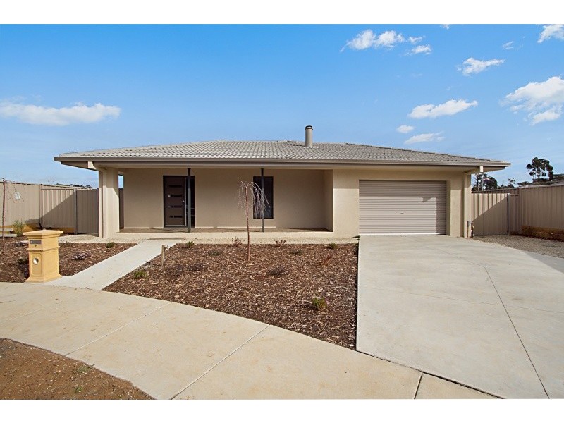 16 Edgewater Close (off Rankins Lane), Eaglehawk VIC 3556
