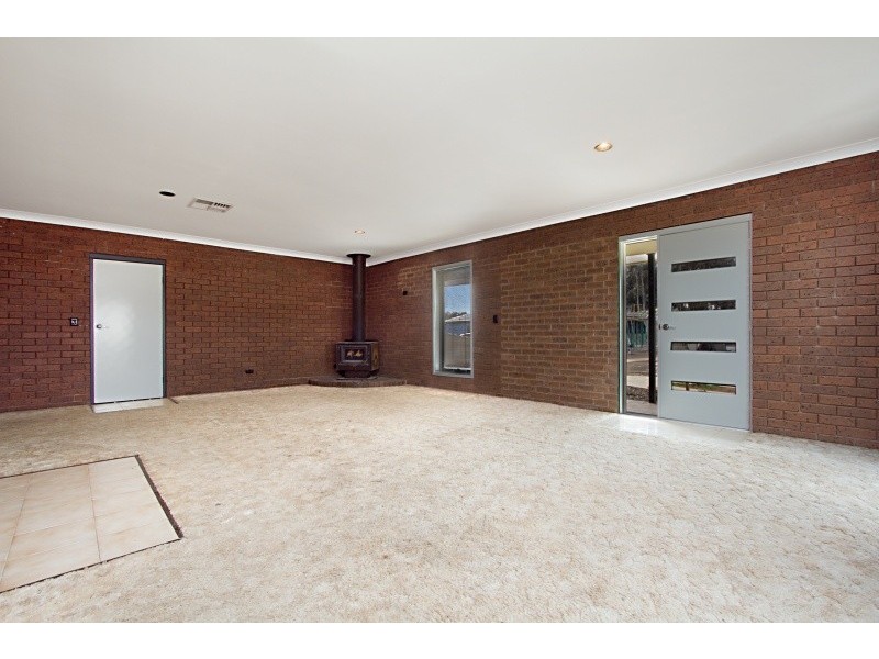 16 Edgewater Close (off Rankins Lane), Eaglehawk VIC 3556