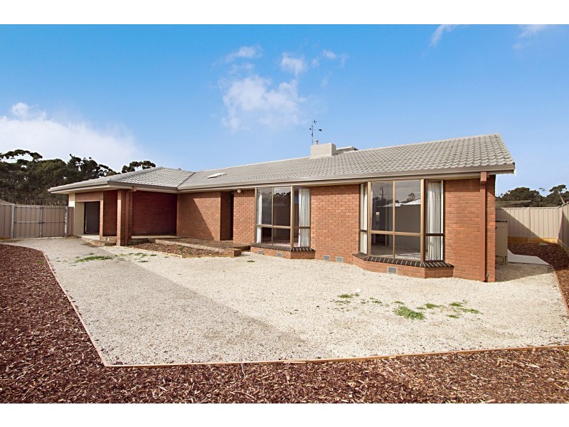 16 Edgewater Close (off Rankins Lane), Eaglehawk VIC 3556