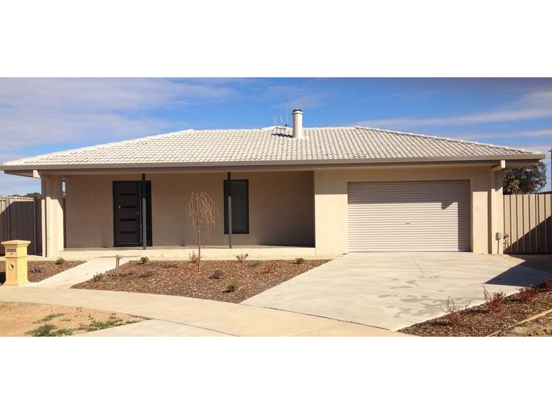 16 Edgewater Close (off Rankins Lane), Eaglehawk VIC 3556