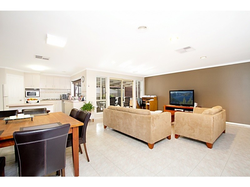 22 Isabella Grove, Strathdale VIC 3550