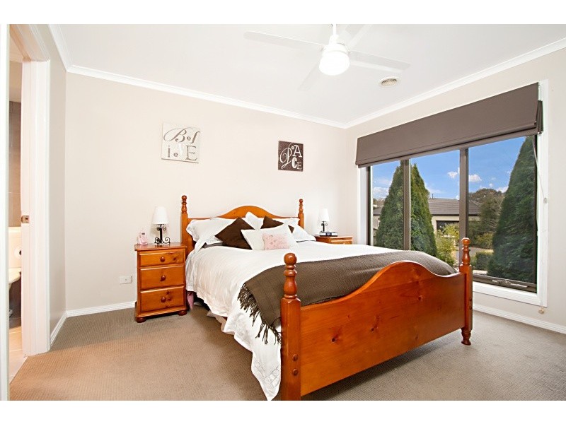 22 Isabella Grove, Strathdale VIC 3550