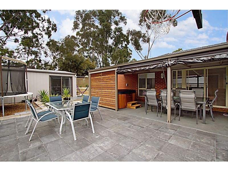 22 Isabella Grove, Strathdale VIC 3550