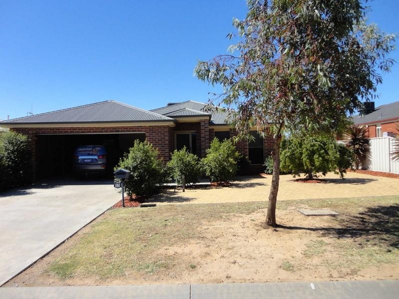 11 Tobin Crescent, Epsom VIC 3551