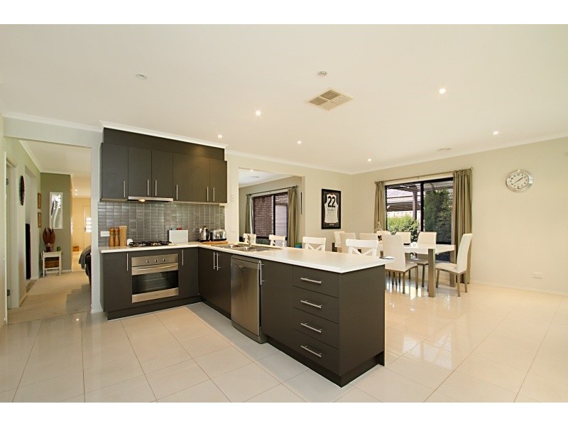 24 Waterview Drive, White Hills VIC 3550