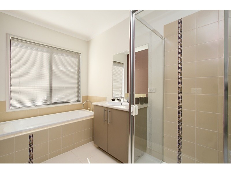 24 Waterview Drive, White Hills VIC 3550