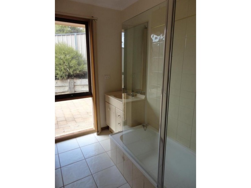 2/13 Proud Terrace, Flora Hill VIC 3550